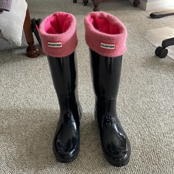Glossy black Hunter boots with heel and sock inserts. - Picture 6 of 6